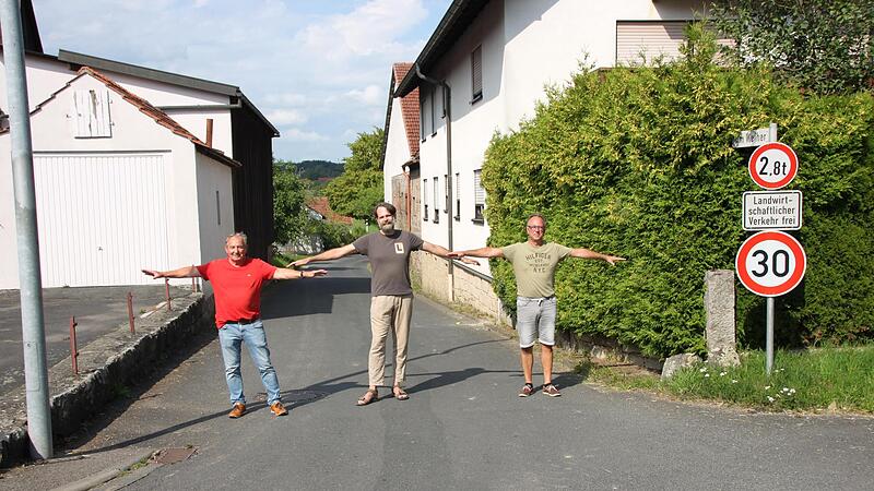 Die Gemeindeverbindungsstraße von der ehemaligen B27 in Richtung Schwärzelbach ist in einem schlechten Zustand und hat mehrere Engstellen. Auch hier an der Kreuzung zur Straße „Am Weiher “ kommen gerade so zwei Autos aneinander vorbei, wie Willfri... Die Gemeindeverbindungsstraße von der ehemaligen B27 in Richtung Schwärzelbach ist in einem schlechten Zustand und hat mehrere Engstellen. Auch hier an der Kreuzung zur Straße „Am Weiher “ kommen gerade so zwei Autos aneinander vorbei, wie Willfri...