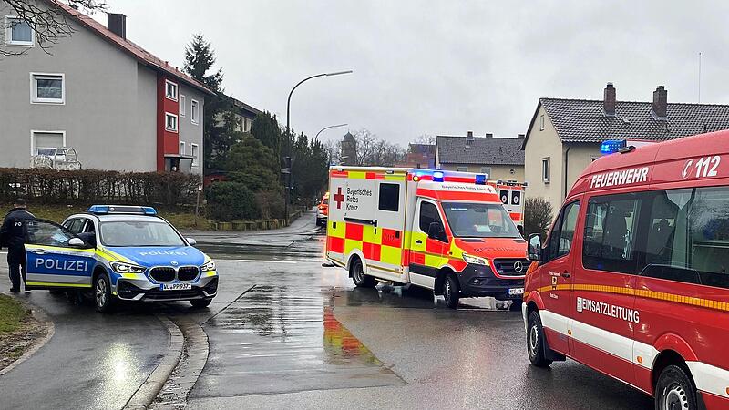 Im Alltag arbeitet die Blaulichtfamilie bei vielen Eins&auml;tzen zusammen, wie hier Polizei, Feuerwehr und Rotes Kreuz bei einem Verkehrsunfall in Ebern.