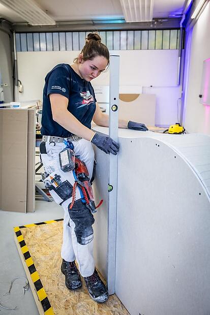 Stuckateurin Anna-Petra Vogel beim Training