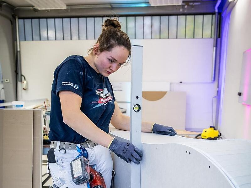 Stuckateurin Anna-Petra Vogel beim Training