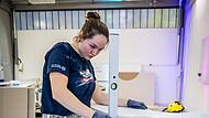 Stuckateurin Anna-Petra Vogel beim Training