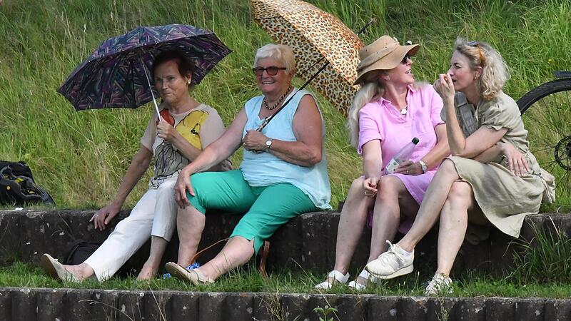 Frau muss sich nur zu helfen wissen. Beim Kreisklassen-Match zwischen dem SV Garitz und dem TSV Wollbach (4:1) funktionieren die Frauen die Regen- zu Sonnenschirmen um.