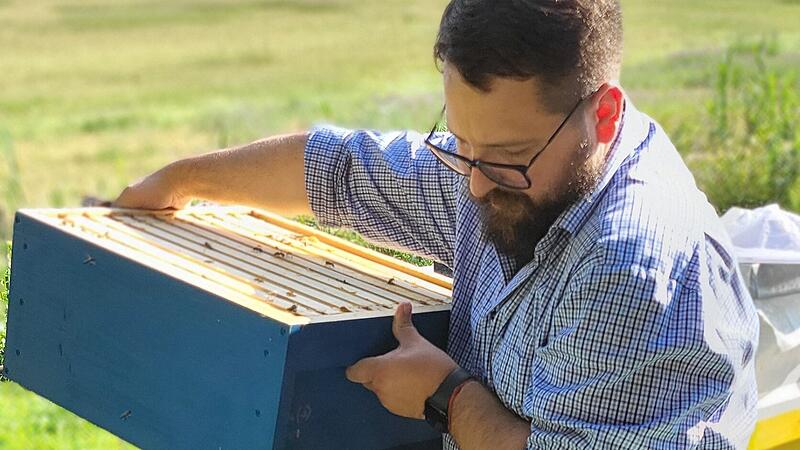Ukrainisches Imkerhandwerk Hassenberg Bohdan öffnet den Bienenstock