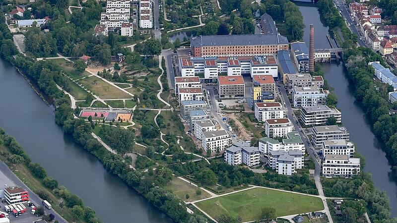 Aus der Vogelperspektive zeigt sich heute die gemischte Nutzung der Halbinsel zwischen Main-Donau- und dem ehemaligen Erba-Werkkanal mit Wohnhäusern, Stadtpark und Unicampus. Aus der Vogelperspektive zeigt sich heute die gemischte Nutzung der Halbinsel zwischen Main-Donau- und dem ehemaligen Erba-Werkkanal mit Wohnhäusern, Stadtpark und Unicampus.