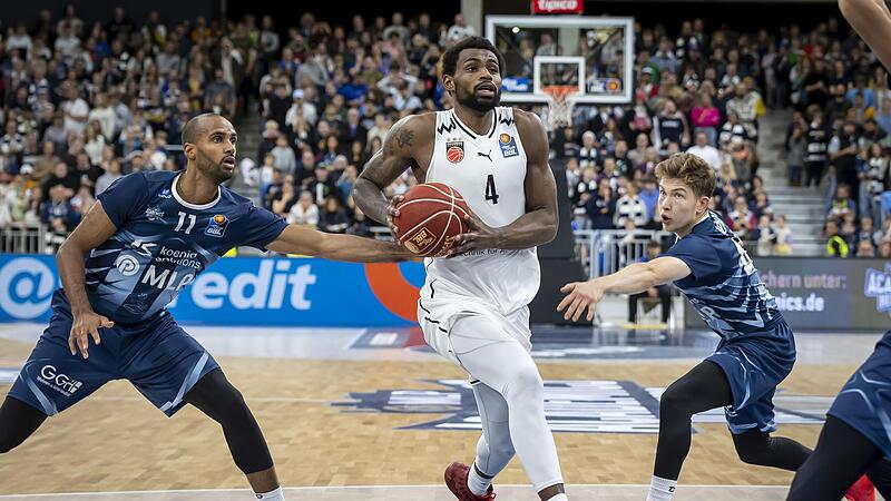 Adrian Nelson zieht an den Heidelbergern Akeem Vargas (l.) und Bennet Hundt (r.) vorbei und erzielt mit einem Korbleger zwei seiner insgesamt 20 Punkte.