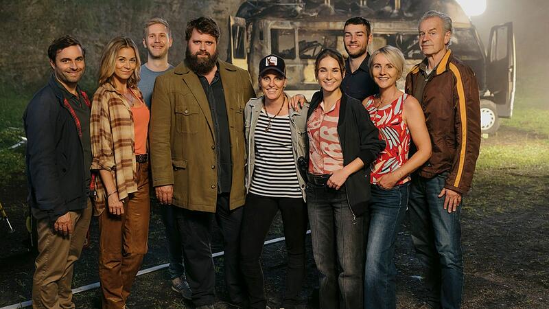 Das Filmteam, das in Bamberg gedreht hat (von links): Jonas Laux (Rolle: Sebastian Loncar), Jessica Ginkel (Rolle: Anne Loncar), Florian Jochum (Junior Producer Redseven Entertainment), Antoine Monot (Rolle: Behringer), Berit Walch (Produzentin un...
