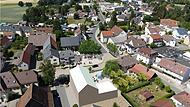Das ist der Gestaltungsfavorit vieler Bürger. An der Stelle des alten Rathauses ist hier ein Platz mit Bäumen entstanden.