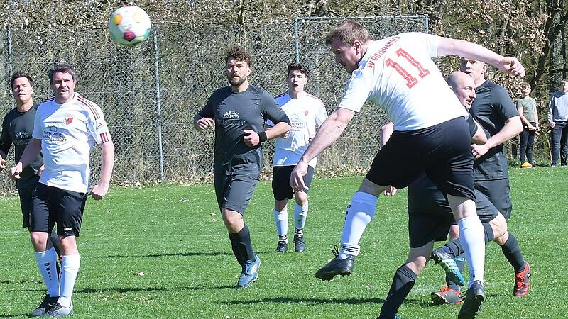 Stefan Heim (in weiß) von der SG Rothhausen/Volkershausen zeigt in dieser Szene einen vorbildliche Haltung beim Kopfball und war mit zwei Toren beim 5:0-Heimerfolg gegen den TSV Thundorf II erfolgreich. Stefan Heim (in weiß) von der SG Rothhausen/Volkershausen zeigt in dieser Szene einen vorbildliche Haltung beim Kopfball und war mit zwei Toren beim 5:0-Heimerfolg gegen den TSV Thundorf II erfolgreich.