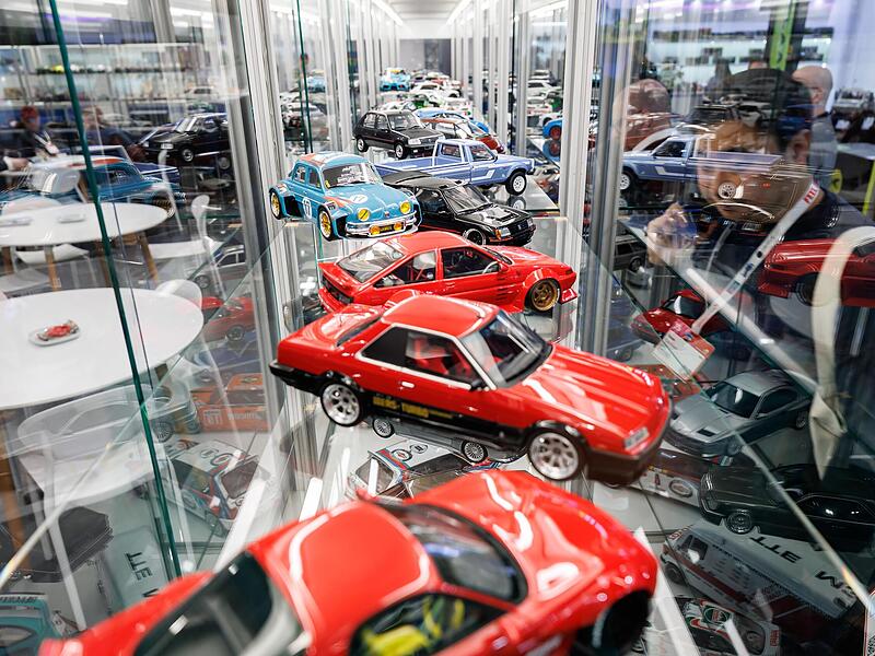 Automodelle des Herstellers von Spielzeug und Miniaturfahrzeugen, Solido, sind zur Er&ouml;ffnung der 75. Spielwarenmesse  ausgestellt. Auf der laut Veranstalter weltgr&ouml;&szlig;ten Messe zeigen internationale Hersteller  Trends.