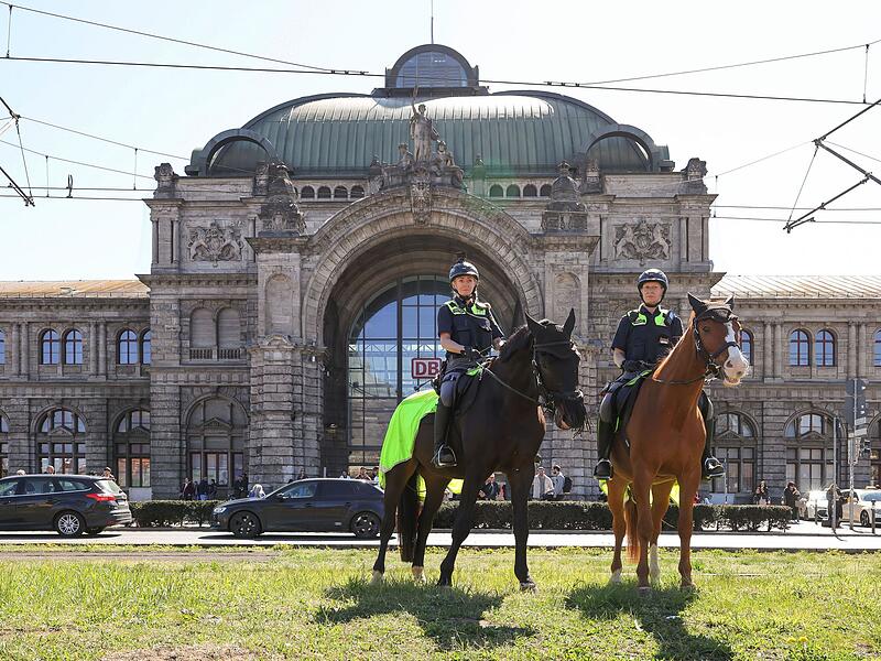 Reiterstaffel im Brennpunktviertel im Einsatz Reiterstaffel im Brennpunktviertel im Einsatz