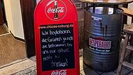 Kein Getränkeausschank an Grüne? „Nein“, beteuert die Wirtin vom „Chicas“. Das Schild, das sie vor zwei Wochen und auch lediglich an einem einzigen Abend vor ihrer Bar im Coburger Steinweg stehen hatte, sei einfach nur „Satire auf Habeck’schem Niv... Kein Getränkeausschank an Grüne? „Nein“, beteuert die Wirtin vom „Chicas“. Das Schild, das sie vor zwei Wochen und auch lediglich an einem einzigen Abend vor ihrer Bar im Coburger Steinweg stehen hatte, sei einfach nur „Satire auf Habeck’schem Niv...