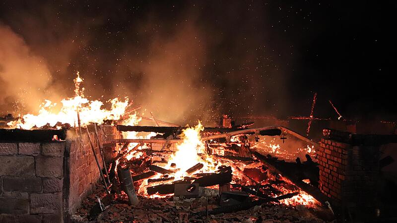 Großbrand im Sinntal: Die Lagerhalle im Bereich des Akazienweges brannte bis auf die Grundmauern nieder.