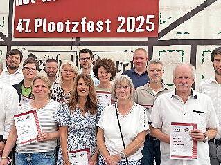 Ehrungen für 25 Jahre Mitgliedschaft, mit im Bild Vorstand Lorenz Brust (links hinten) und Tobias Emmer (rechts).