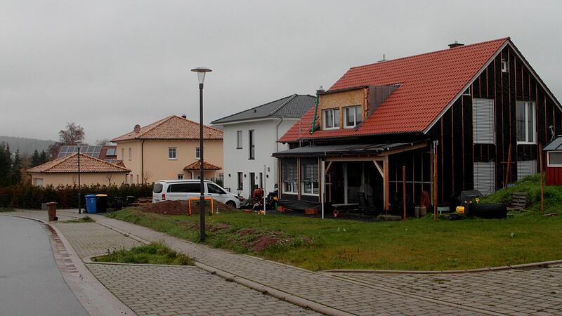 Die Baut&auml;tigkeit war in den letzten Jahren so gro&szlig;, dass nahezu alle Baupl&auml;tze In Kirchlauter und Neubrunn verkauft und schon bebaut sind, wie hier der Blick in die Siedlung "an der Leite" in Kirchlauter zeigt. Die Gemeinde will deswegen weiteres ...
