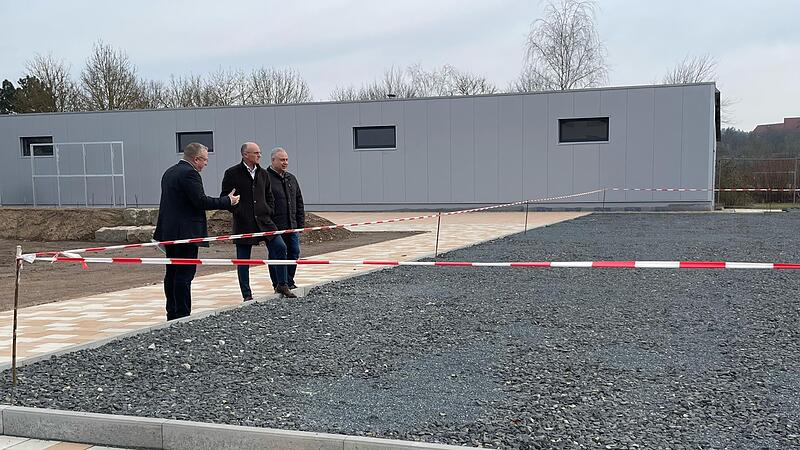 Hier besichtigen Schulleiter Martin Pöhner, Landrat Wilhelm Schneider und stellvertretender Schulleiter Steffen Schlüter (von links) die Schotterfläche, auf welcher ein Kunstrasenplatz entstehen soll.