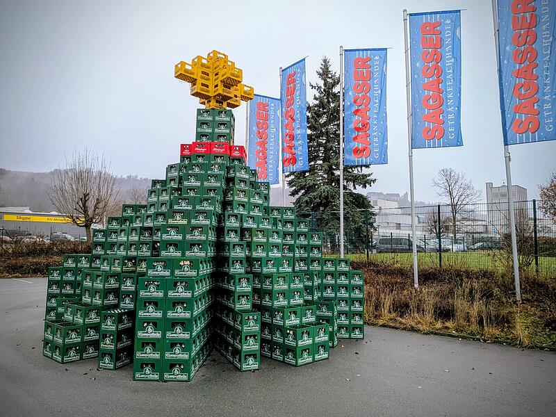 Weihnachtsbaum aus Bierkästen Sagasser in Coburg