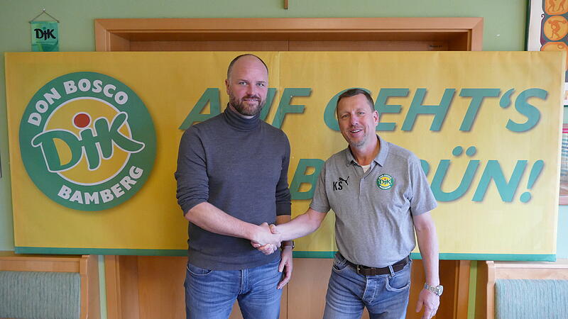 Abteilungsleiter Klaus Schmidt (rechts) begr&uuml;&szlig;t seinen neuen Sportlichen Leiter bei der DJK Don Bosco Bamberg, Markus Fischer.