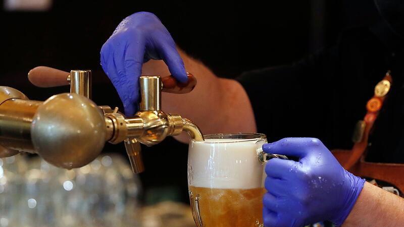 Ein Bier wird gezapft