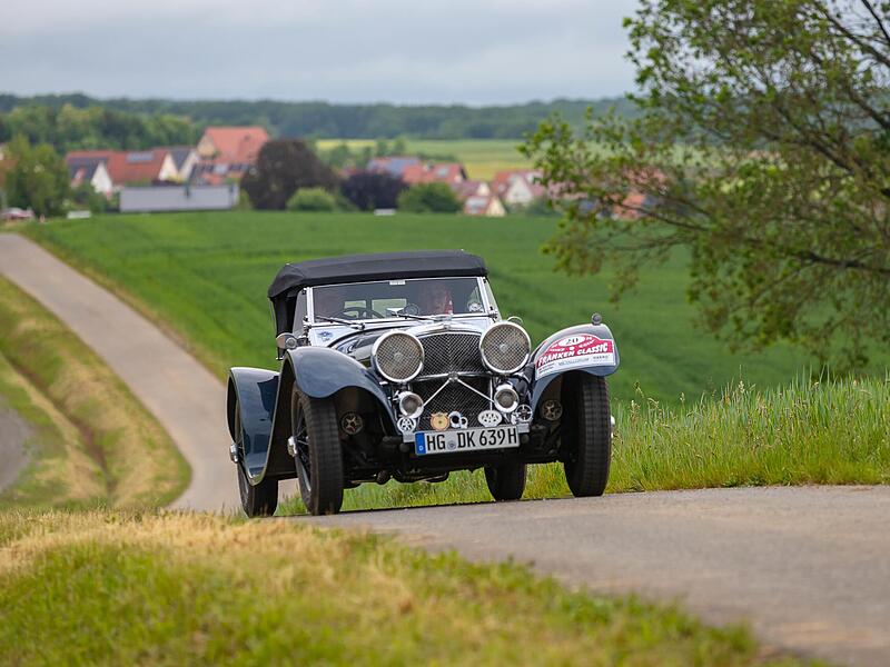Die Oldtimer knattern bei der „Franken Classic“ auch 2025 wieder durch die Region.