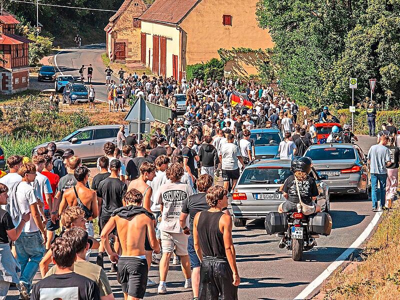 Am Samstag, 8. August, sind rund 3500 Menschen zum &bdquo;Schanzenfest&ldquo; nach Emskirchen gepilgert. Ihr Ziel war das ehemalige Wohnhaus des als &bdquo;Drachenlord&ldquo; bekannten Youtubers Rainer Winkler.