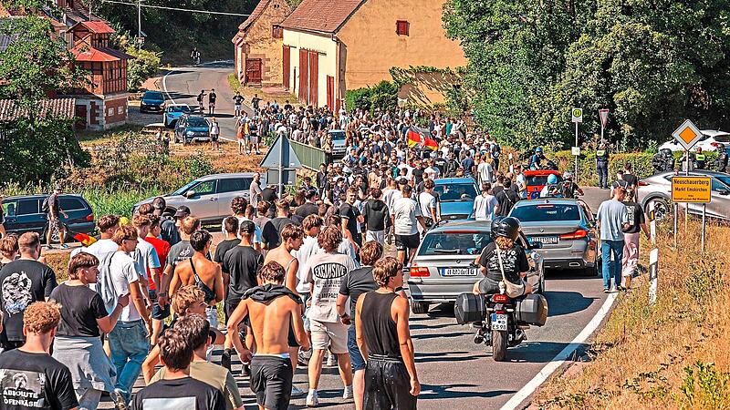 Am Samstag, 8. August, sind rund 3500 Menschen zum &bdquo;Schanzenfest&ldquo; nach Emskirchen gepilgert. Ihr Ziel war das ehemalige Wohnhaus des als &bdquo;Drachenlord&ldquo; bekannten Youtubers Rainer Winkler.