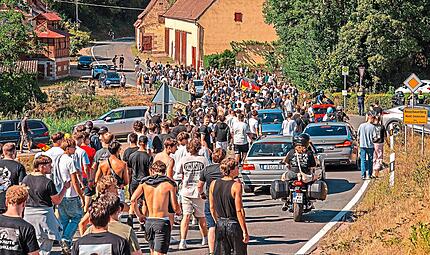 Am Samstag 8. August, sind rund 3500 Menschen zum „Schanzenfest“ nach Emskirchen gepilgert. Ihr Ziel war das ehemalige Wohnhaus des als „Drachenlord“ bekannten Youtubers Rainer Winkler.Ferdinand Merzbach/News5 Am Samstag, 8. August, sind rund 3500 Menschen zum „Schanzenfest“ nach Emskirchen gepilgert. Ihr Ziel war das ehemalige Wohnhaus des als „Drachenlord“ bekannten Youtubers Rainer Winkler.