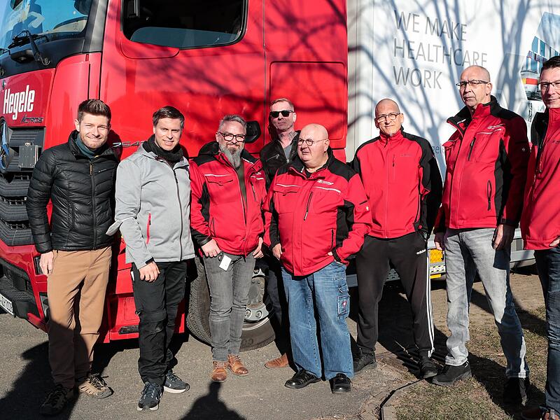Die Fahrer von Simon Hegele mit Pastoralreferent Andreas Barthel (links) und Pfarrer Matthias Steffel (Zweiter von links)Forchheim & Fr&auml;nkische Schweiz