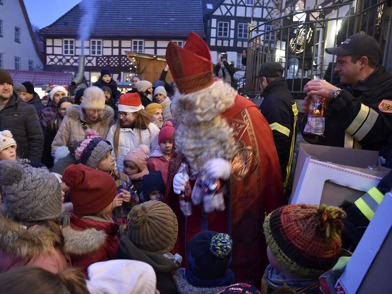 Bürgermeister Claus Bittenbrünn selbst hatte die Rolle des Nikolaus übernommen und beschenkte viele Kinder.
