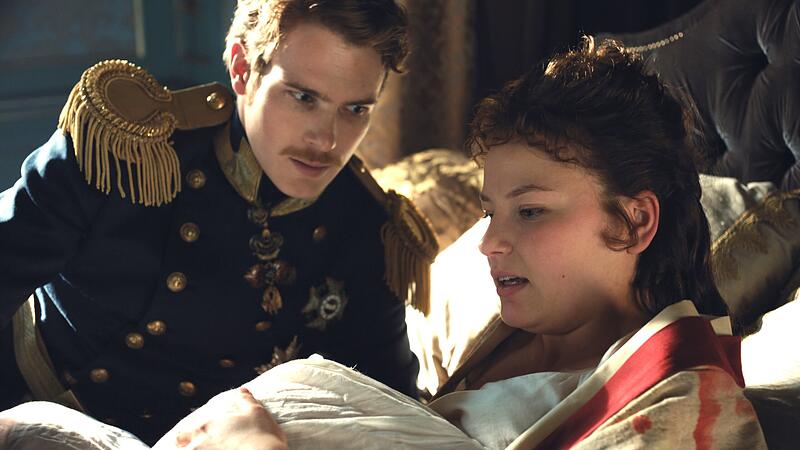 Die Lage am Hof von Kaiserin Elisabeth (Devrim Lingnau) und Kaiser Franz (Philip Froissant) ist angespannt in der Netflix-Serie &bdquo;Die Kaiserin&ldquo;