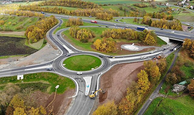 der Kreisverkehr bei Langendorf ist seit Freitag, 12. Dezember 2025, befahrbar. der Kreisverkehr bei Langendorf ist seit Freitag, 12. Dezember 2025, befahrbar.