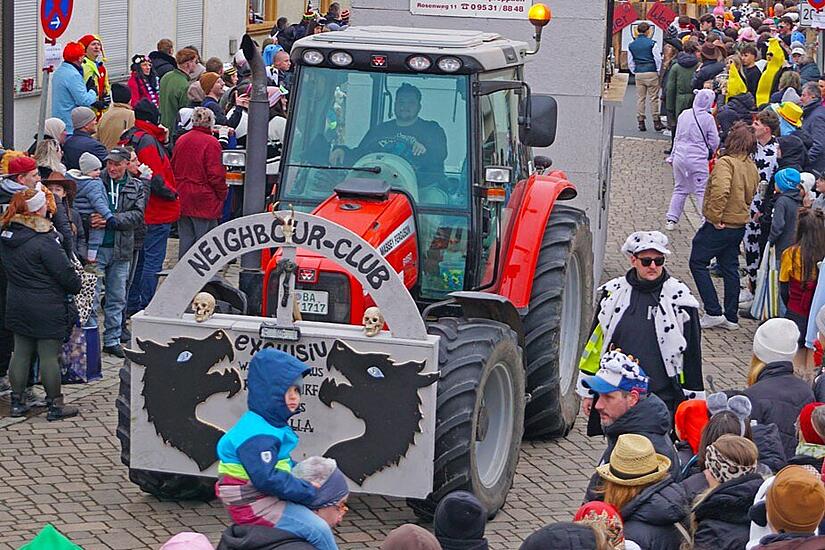 So sieht er eigentlich aus: Beim Faschingszug in Rattelsorf fuhr der Wagen des Neighbour-Clubs ohne Aufkleber.