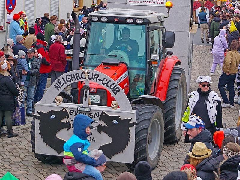 So sieht er eigentlich aus: Beim Faschingszug in Rattelsorf fuhr der Wagen des Neighbour-Clubs ohne Aufkleber.