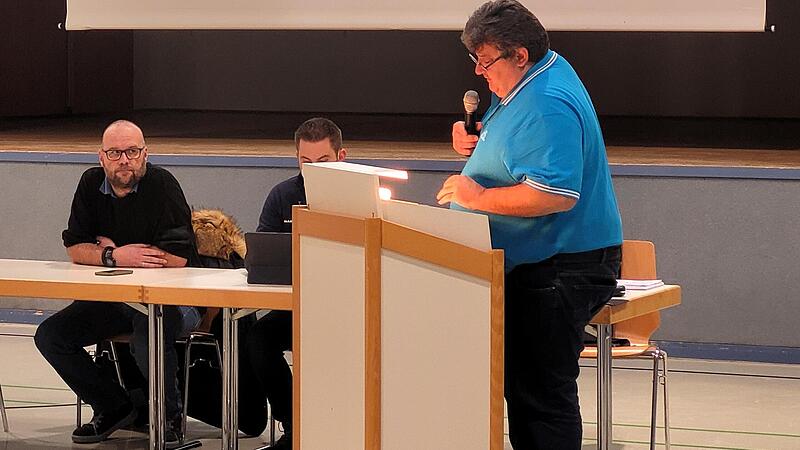 B&uuml;rgermeister  Rainer Braun leitet erstmalig eine B&uuml;rgerversammlung in Wachenroth.