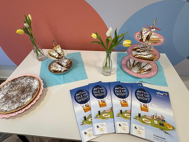 Der Isle of Wight, mit der Coburg seit über 40 Jahren eine Partnerschaft verbindet, widmet die Volkhochschule Coburg Stadt und Land ihr erstes Themensemester. Bei der Vorstellung des neuen Programmhefts wurde passend dazu eine Teetime mit Tartes z...