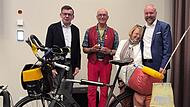 Unser Bild zeigt (von links) Bürgermeister Armin Warmuth, Referent Jörg Richter, Distrikt-Governor Angelika Wieler und Lionspräsident Matthias Graeber mit dem Benefizfahrrad.