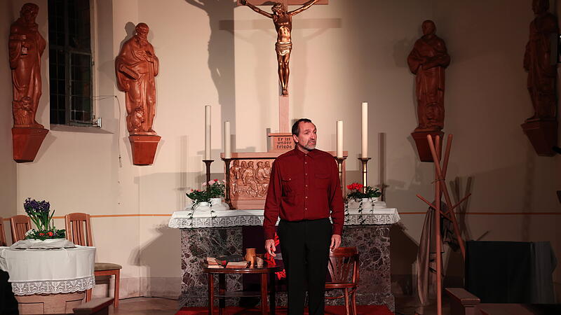 Die schauspielerische Leistung von Gerd Kammerer war einzigartig und sehenswert: Dass Zitate eingef&uuml;gt worden waren, wusste der Schauspieler &ndash; nach eigenen Angaben &ndash; nicht, hatte aber kein Problem, die antisemitischen Zitate im Schatten des Kreuzes zu rezitieren.