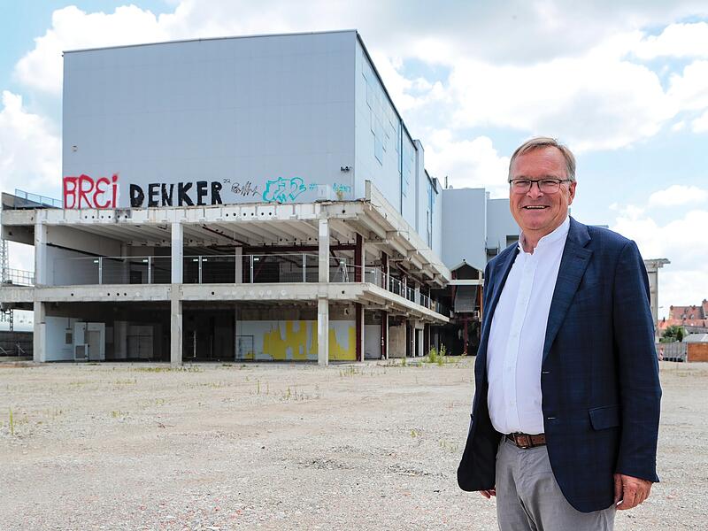 Andreas Starke vor der Atrium-Ruine in Bamberg