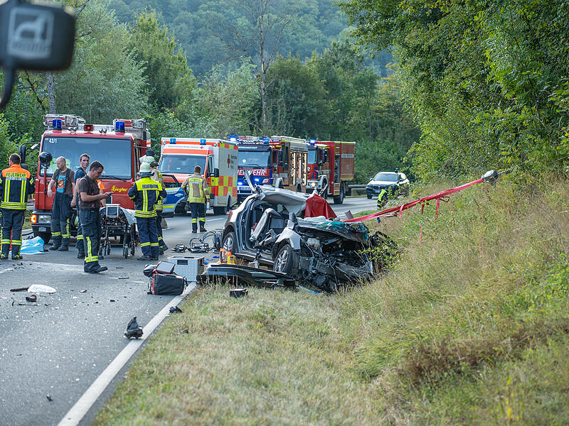 Auto kommt in Gegenverkehr und kollidiert mit Lastwagen: 24-jährige Frau lebensgefährlich verletztSchwerer Unfall Wiesenttal