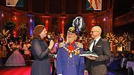 Peter Krug (Mitte) ist zum letzten Mal als Prinzregent Luitpold aufgetreten; im Bild mit Kurdirektorin Sylvie Thormann und Bad Kissingens Oberbürgermeister Dirk Vogel. Peter Krug (Mitte) ist zum letzten Mal als Prinzregent Luitpold aufgetreten; im Bild mit Kurdirektorin Sylvie Thormann und Bad Kissingens Oberbürgermeister Dirk Vogel.