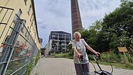 Barbara Hassfurther hat schon in der Erba-Spinnerei gearbeitet, nun wohnt sie hier und muss täglich durch den Gitterkäfig laufen