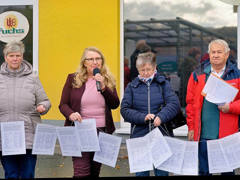 Vorläufiger Höhepunkt im Kampf gegen die Schließung des Nahversorgers: Protestierende übergaben 716 Unterschriften an zwei Netto-Vertreter.
