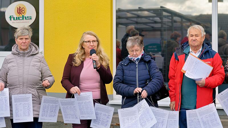 Vorl&auml;ufiger H&ouml;hepunkt im Kampf gegen die Schlie&szlig;ung des Nahversorgers: Protestierende &uuml;bergaben 716 Unterschriften an zwei Netto-Vertreter.