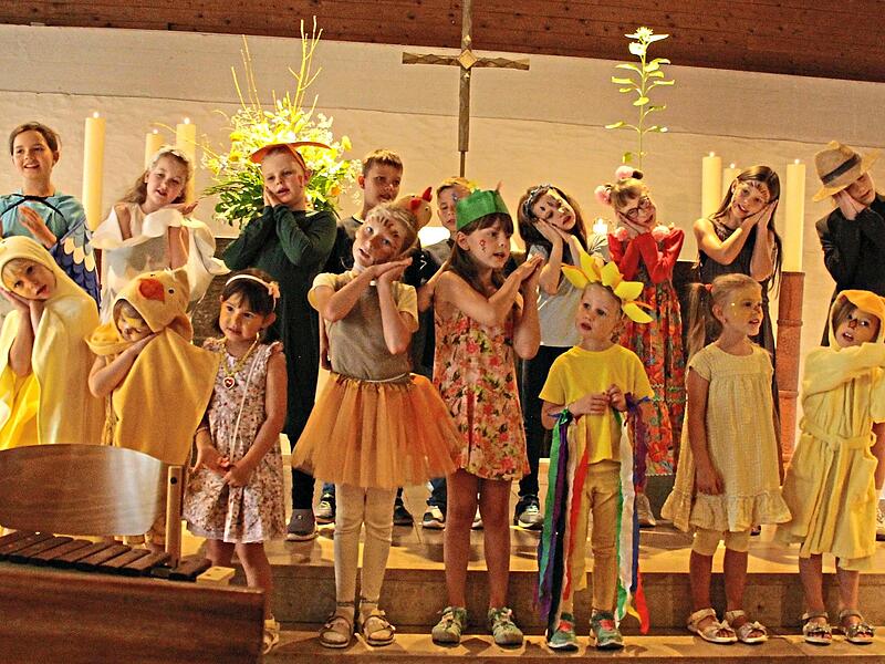 Der Kinderchor der Christuskirche führte im Familiengottesdienst ein Singspiel zum bekannten Lied „Geh aus, mein Herz, und suche Freud“ auf.Norbert Bechstein Der Kinderchor der Christuskirche führte im Familiengottesdienst ein Singspiel zum bekannten Lied „Geh aus, mein Herz, und suche Freud“ auf.Norbert Bechstein