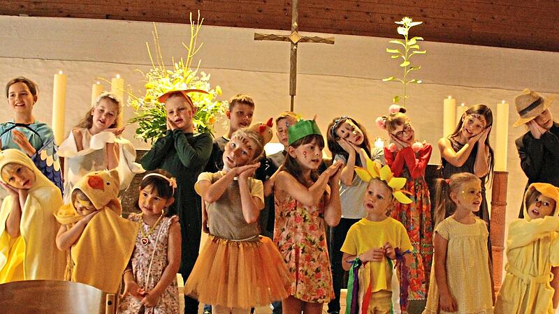 Der Kinderchor der Christuskirche führte im Familiengottesdienst ein Singspiel zum bekannten Lied „Geh aus, mein Herz, und suche Freud“ auf.Norbert Bechstein Der Kinderchor der Christuskirche führte im Familiengottesdienst ein Singspiel zum bekannten Lied „Geh aus, mein Herz, und suche Freud“ auf.Norbert Bechstein