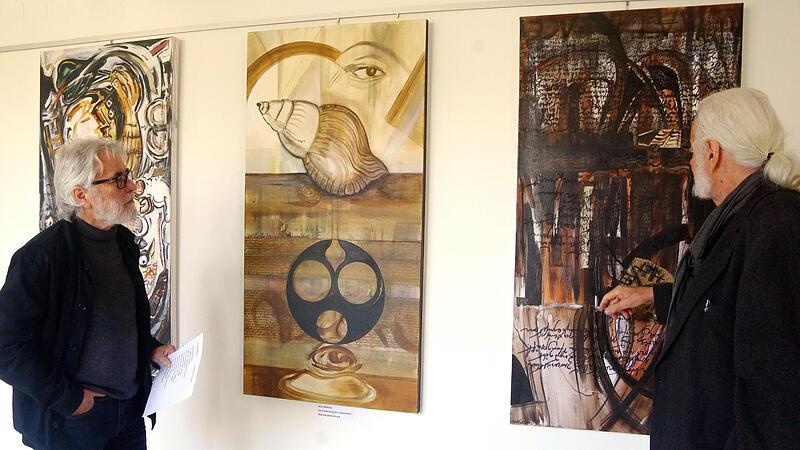 Künstler Peter Korn (links) und Organisator Ingo Cesaro bei der Ausstellung in der Landratsamt-Galerie. Künstler Peter Korn (links) und Organisator Ingo Cesaro bei der Ausstellung in der Landratsamt-Galerie.