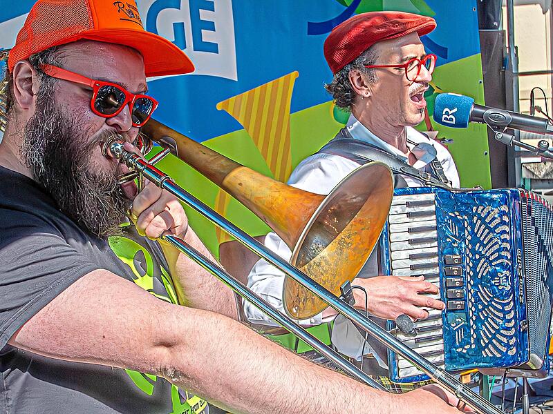 Iliya Khenkin (l.) und David Saam verfremden Popsongs, die Effeltricher müssen richtig raten. Iliya Khenkin (l.) und David Saam verfremden Popsongs, die Effeltricher müssen richtig raten.
