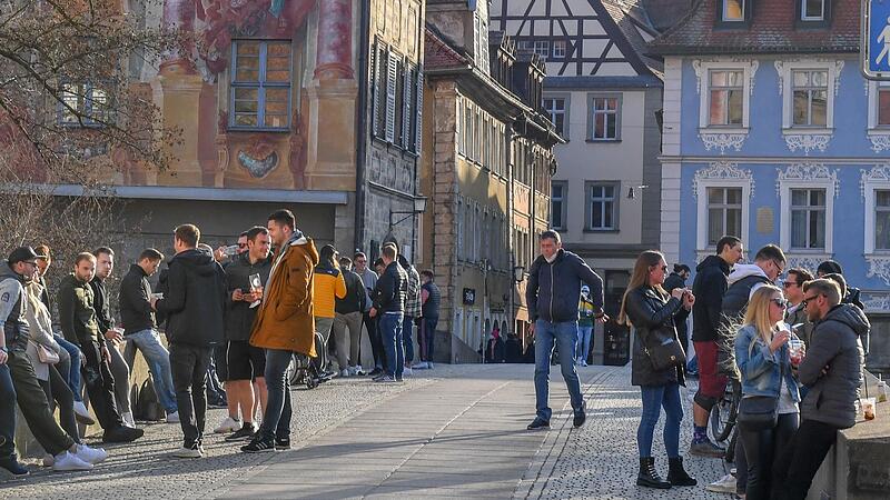 Am sonnigen Tagen ist die Untere Brücke gut besucht - auch während der Pandemie. Nicht immer halten die Anwesenden Abstand zueinander. Am sonnigen Tagen ist die Untere Brücke gut besucht - auch während der Pandemie. Nicht immer halten die Anwesenden Abstand zueinander.