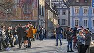 Am sonnigen Tagen ist die Untere Brücke gut besucht - auch während der Pandemie. Nicht immer halten die Anwesenden Abstand zueinander.