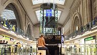 Leipzigs riesige Bahnhofshalle mit angeschlossenem Einkaufszentrum war der ungew&ouml;hnliche Konzertort, an dem sich Maria Hesselbach f&uuml;r &bdquo;The Piano&ldquo; pr&auml;sentierte.