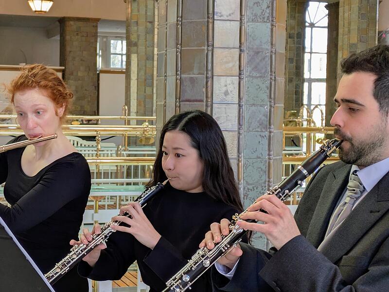 Das Trio der Staatsbad Philharmonie – Anita Oliveira (Flöte), Yu Mizuguchi (Oboe) und Antonio Parraga (Klarinette) – gaben der Heilquellen-Segnung den musikalischen Rahmen